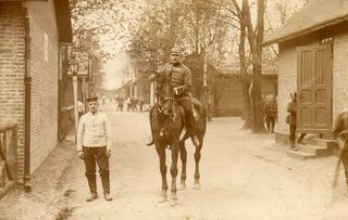 Lieutenant F. C. de B. et son ordonnance